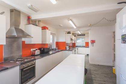 A band 3 shared bathroom kitchen in Derwent College. Example room layout. Actual layout and furnishings may vary. 